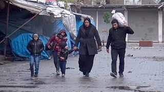 Familias enteras abandonan sus hogares por la operación militar lanzada en el sureste de Turquía