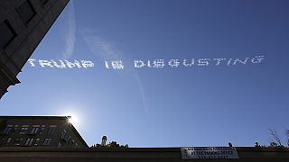 Dejan mensajes en el cielo de Pasadena, California, en contra de Donald Trump