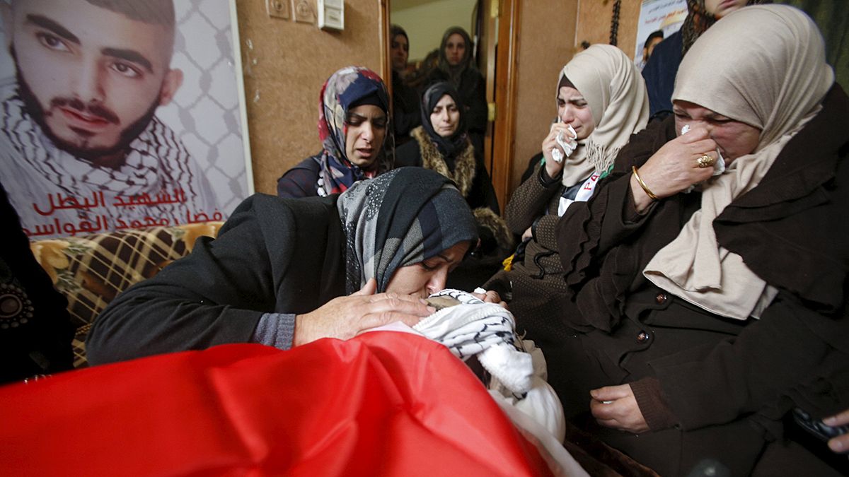 آلاف الفلسطينيين يشيِّعون جثامين 14 شخصا قُتِلوا بالرصاص الإسرائيلي