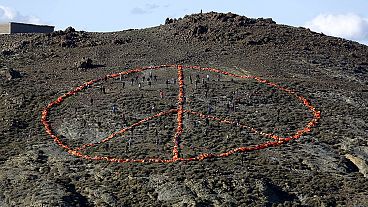 Midilli Adası'nda cankurtaran yeleklerinden barış sembolü