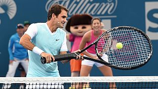 Tennis: Federer si prepara a Brisbane tra mascottes e racchette giganti