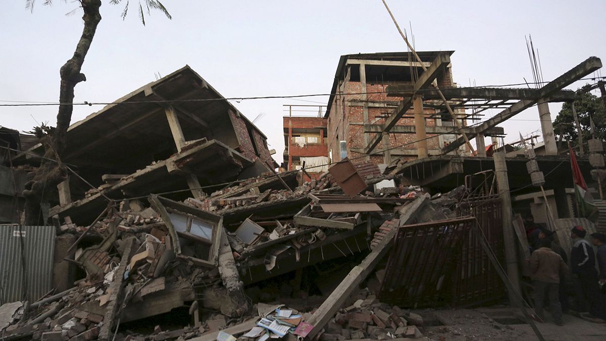 Землетрясение в Индии: под завалами сотни человек