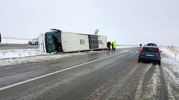 Turquia: Gelo na estrada faz capotar autocarro de passageiros Turquia: Gelo na estrada faz capotar autocarro de passageiros
