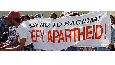 Des Sud-africains face aux insultes raciales