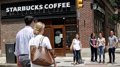 Image: US-POLITICS-RACISM-EDUCATION-STARBUCKS