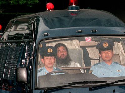 Police transport Aum Shinrikyo founder Shoko Asahara in Tokyo on June 16, 1995.