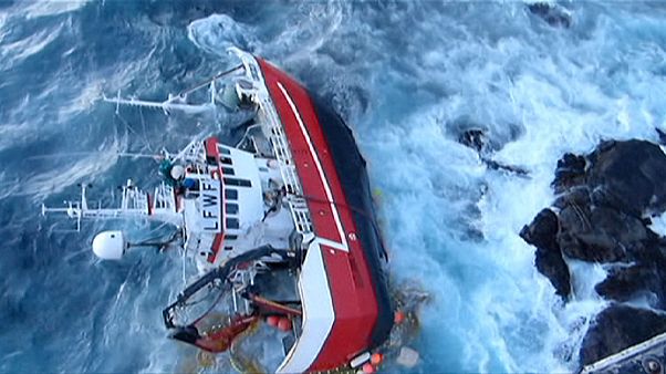 Dramático rescate de un barco pesquero frente a las costas noruegas Dramático rescate de un barco pesquero frente a las costas noruegas