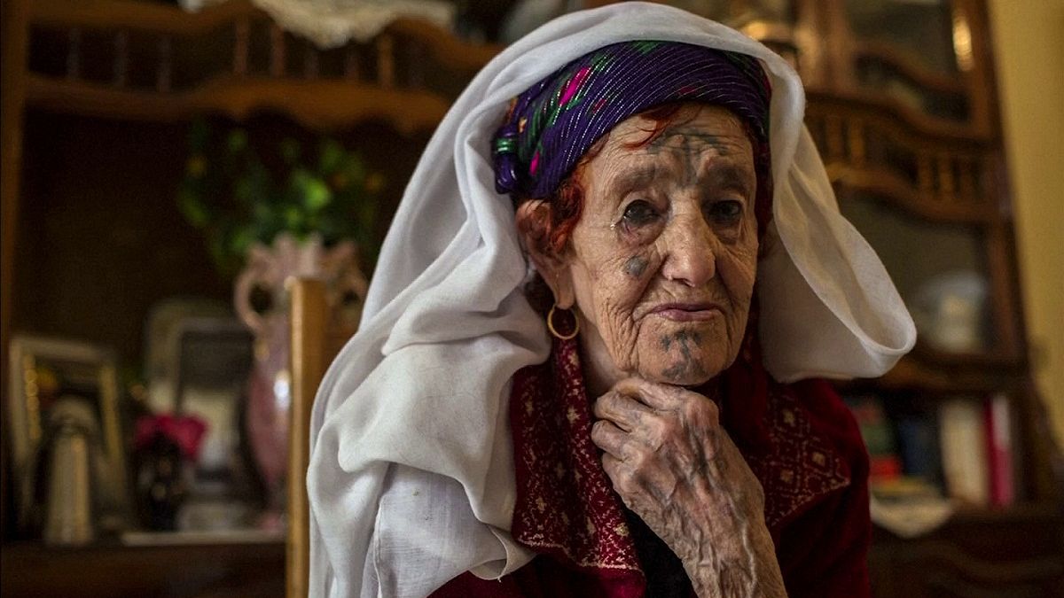Les Algériennes d'Aurès et leurs tatouages
