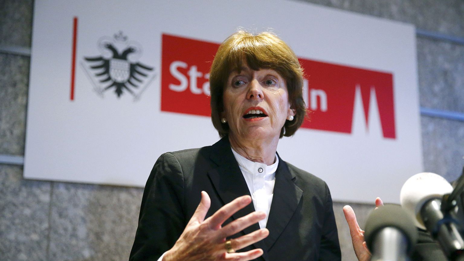 "Armlänge Abstand" - Kritik an Verhaltensregeln für Frauen in Köln