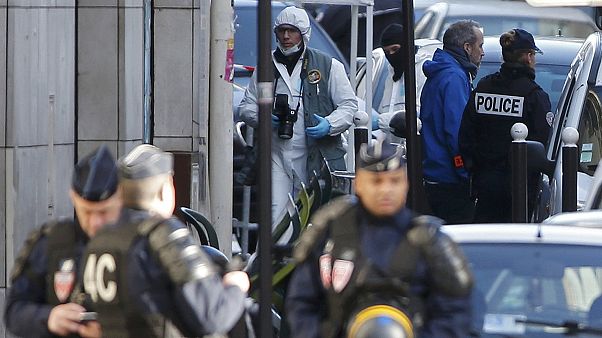 Foi identificado o atacante da esquadra de Paris morto pela polícia Foi identificado o atacante da esquadra de Paris morto pela polícia