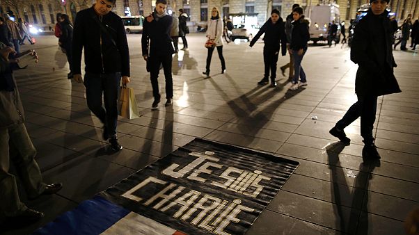 Charlie Hebdo: Φόρος τιμής στην πλατεία Δημοκρατίας Charlie Hebdo: Φόρος τιμής στην πλατεία Δημοκρατίας