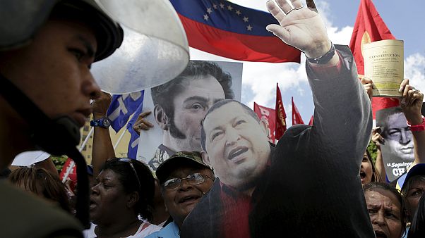 Protesta en Caracas por la retirada de las imágenes de Bolívar y Chávez del Parlamento Protesta en Caracas por la retirada de las imágenes de Bolívar y Chávez del Parlamento