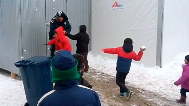 Bataille de boules de neige entre des enfants de réfugiés et un policier serbe Bataille de boules de neige entre des enfants de réfugiés et un policier serbe