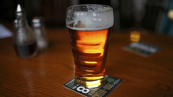 Regno Unito: consumo di alcol va ridotto, non più di 6 pinte di birra a settimana Regno Unito: consumo di alcol va ridotto, non più di 6 pinte di birra a settimana