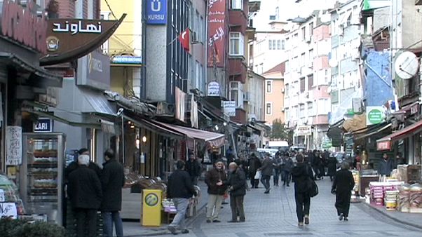 Türkiye'ye üçüncü ülkelerden gelen Suriyeliler için vize uygulaması başladı Türkiye'ye üçüncü ülkelerden gelen Suriyeliler için vize uygulaması başladı