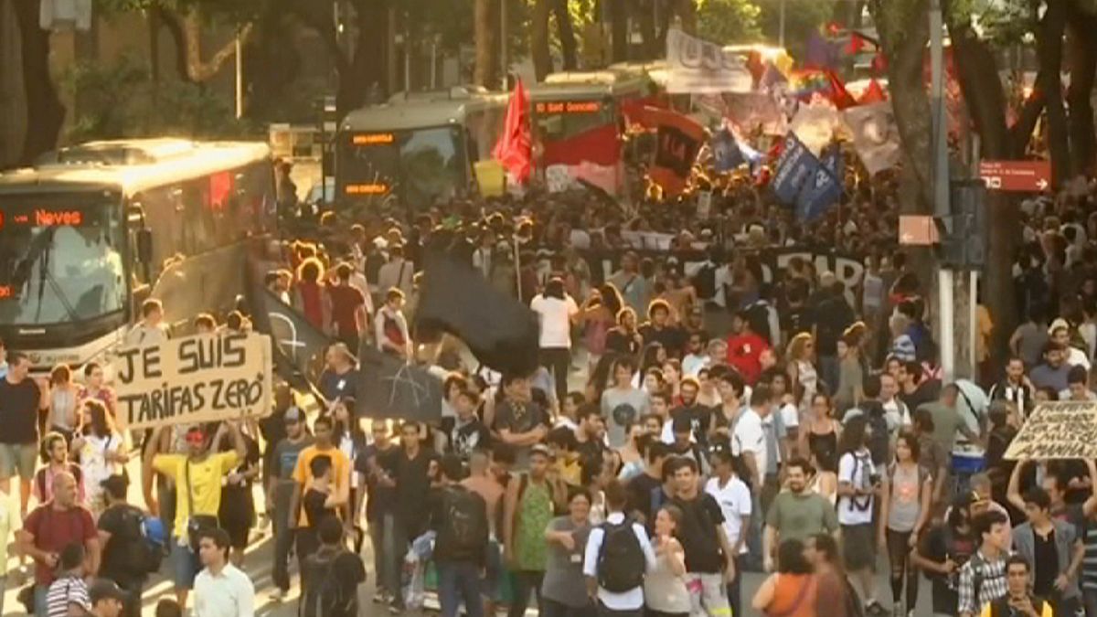 In Brasile violente proteste contro gli aumenti nei trasporti pubblici