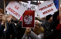 Polacos manifestam-se contra nova lei dos media
