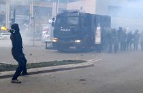 عشرات الجرحى والاعتقالات خلال اشتباكات عنيفة في بريشتينا