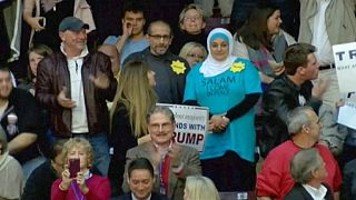 Trump'ı protesto eden iki Müslüman salondan çıkarıldı