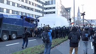Vízágyúval oszlatják a rendőrök a bevándorlóellenes tüntetést Kölnben