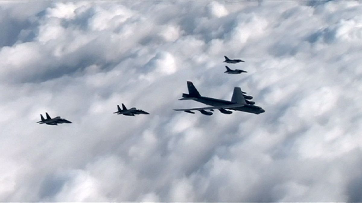 ABD'ye ait B-52 bombardıman uçağı Güney Kore hava sahasında uçtu