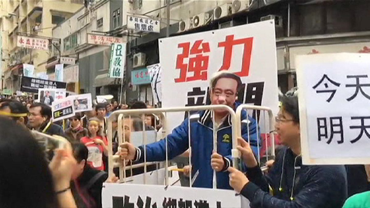 Hong Kong'da binler Çin'in alıkoyduğu iddia edilen kitapçılar için yürüdü