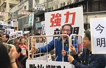 Hong Kong: Centenas de pessoas marcham pela libertação de livreiros
