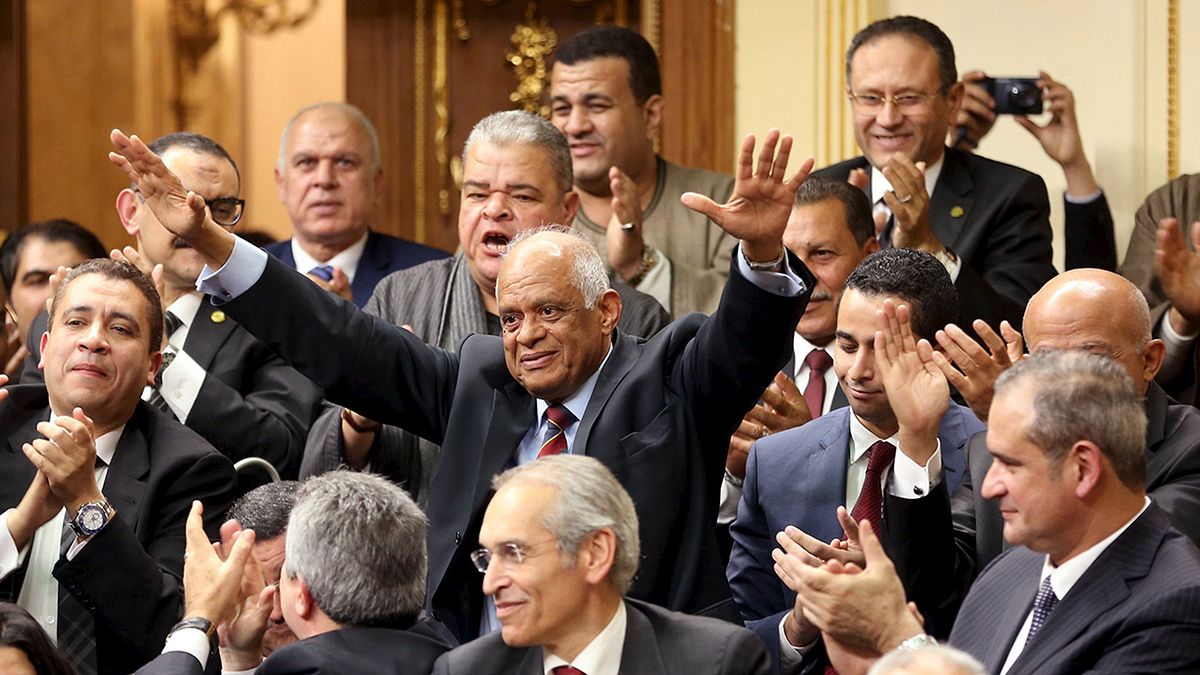 البرلمان المصري الجديد يعقد جلسته الأولى بعد طول انقطاع