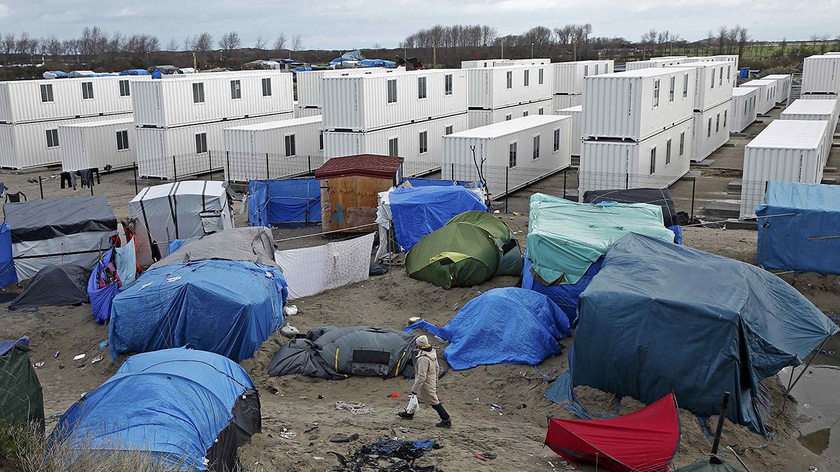 Calais: Erste Wohncontainer für Migranten eröffnet