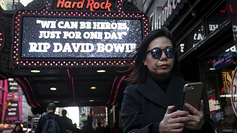 Control en Tierra llama al Mayor Tom: "la Tierra llora por David Bowie"