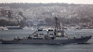 إيران توقف مؤقتا سفينيتن حربيتين أمريكيتين في الخليج