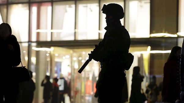 فنلنديون يمينيون ينظمون دوريات حراسة للناس ضد من وصفوهم بالمسلمين المندسين فنلنديون يمينيون ينظمون دوريات حراسة للناس ضد من وصفوهم بالمسلمين المندسين