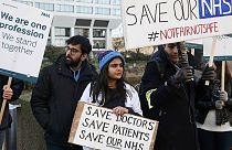 Orvosok ezrei sztrájkoltak Nagy-Britanniában