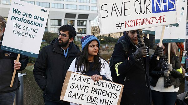 Orvosok ezrei sztrájkoltak Nagy-Britanniában Orvosok ezrei sztrájkoltak Nagy-Britanniában