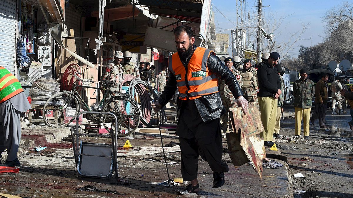 بمبگذار انتحاری در یک مرکز واکسیناسیون در پاکستان جان ۱۵ نفر را گرفت