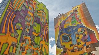 Une immense fresque égaye des façades d'immeubles à El Alto