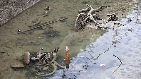 Descubren desde motos hasta alfombras al dragar el Canal de San Martín de París