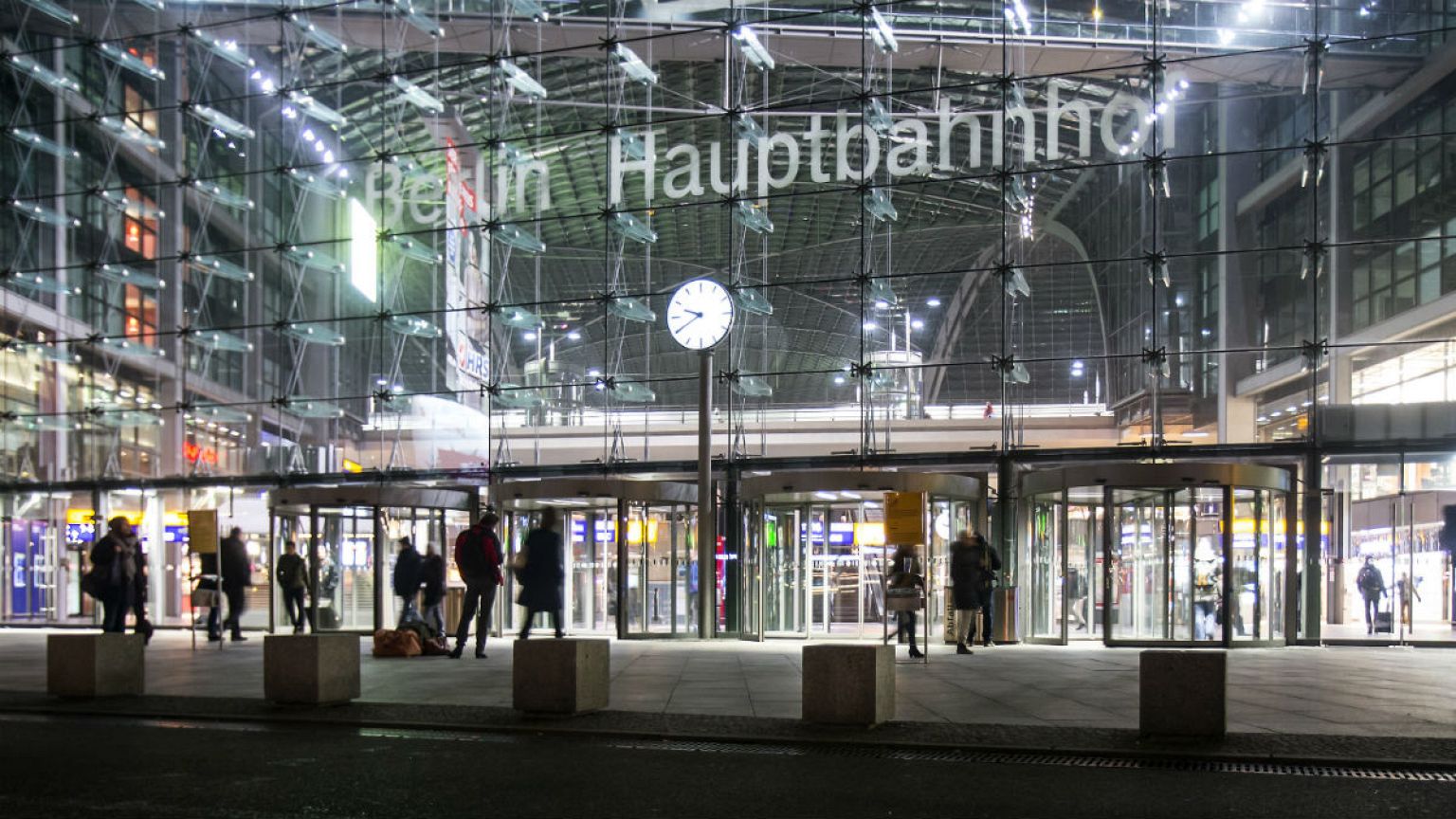 Flüchtlinge schenken Frauen Blumen am Berliner Hauptbahnhof