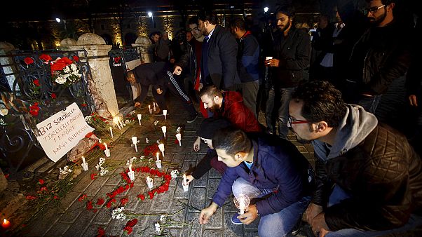 Istanbul: centinaia depongono fiori, governi visitano i feriti Istanbul: centinaia depongono fiori, governi visitano i feriti
