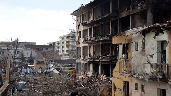Car bomb and shootout in southeast Turkey leave two dead and several injured Car bomb and shootout in southeast Turkey leave two dead and several injured