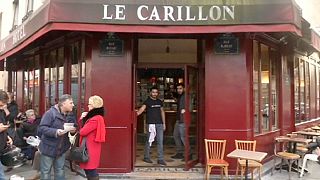 Кафе "Карийон" в Париже открылось впервые после теракта