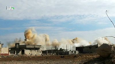 Bombas de barril largadas sob cidade síria