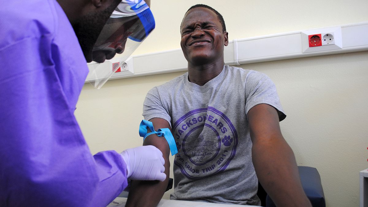 Σε ύφεση ο ιός Έμπολα στη Λιβερία λέει ο ΠΟΥ