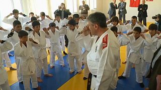 Judo alegra pequenos refugiados sírios