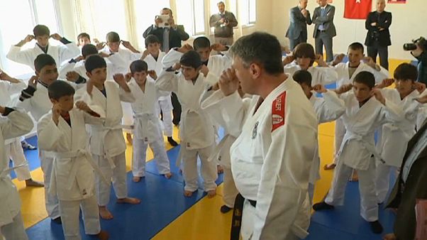 آموزش جودو در اردوگاه پناهندگان سوری آموزش جودو در اردوگاه پناهندگان سوری