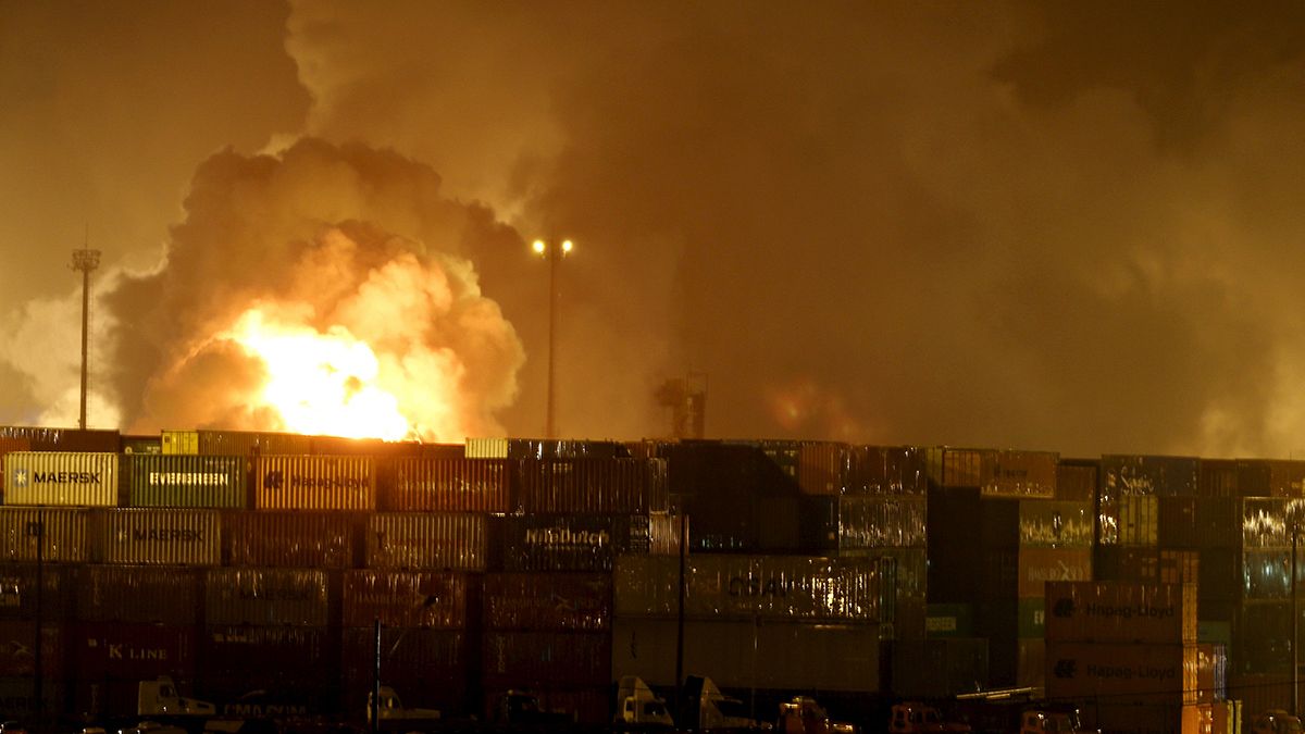 Brasil: incêndio no porto de Santos leva à suspensão do tráfego marítimo