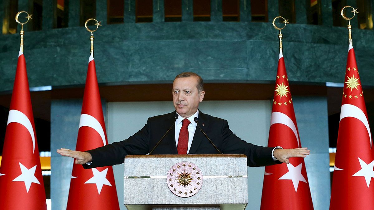 Turquia: Erdogan abriu caça aos intelectuais que denunciam "massacre" curdo