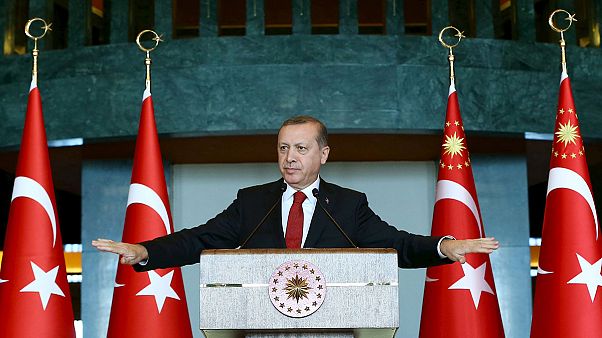 Turquia: Erdogan abriu caça aos intelectuais que denunciam "massacre" curdo Turquia: Erdogan abriu caça aos intelectuais que denunciam "massacre" curdo