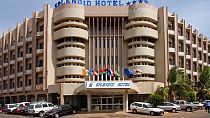 Asalto yihadista con toma de rehenes y varios muertos en un hotel de Burkina Faso