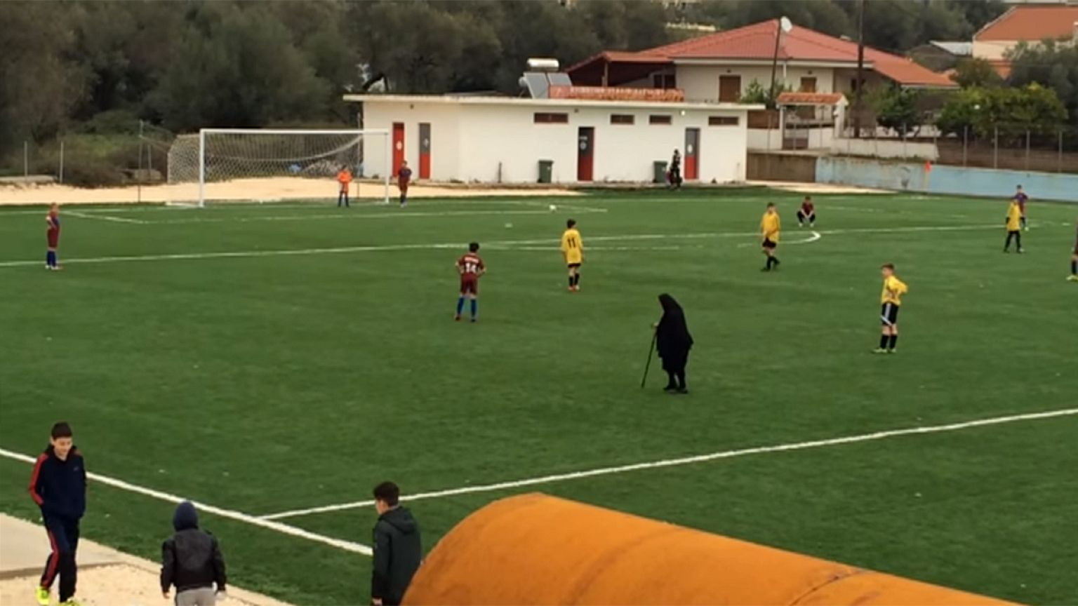 Απίστευτο! Γιαγιά περνά μέσα από γήπεδο και διακόπτει αγώνα ποδοσφαίρου